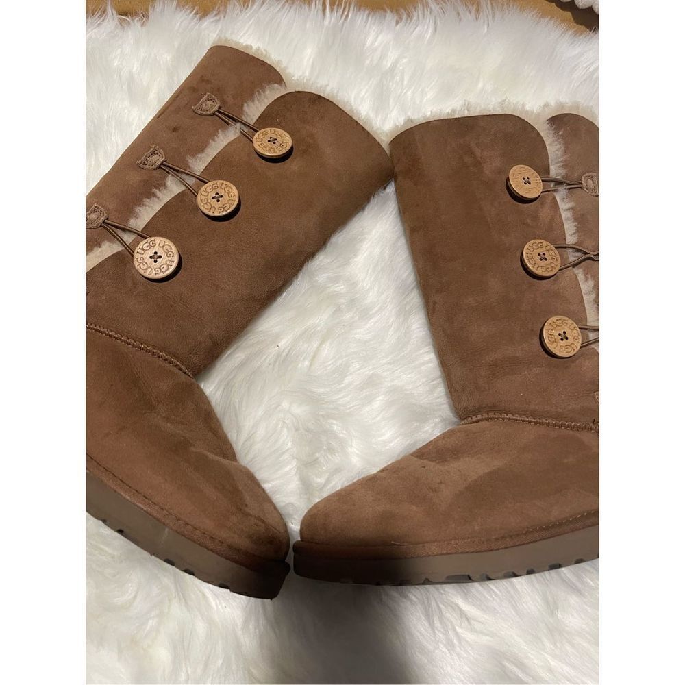 Ugg Bailey Button Triplet Ll Bootsize 8 Suede - image 1